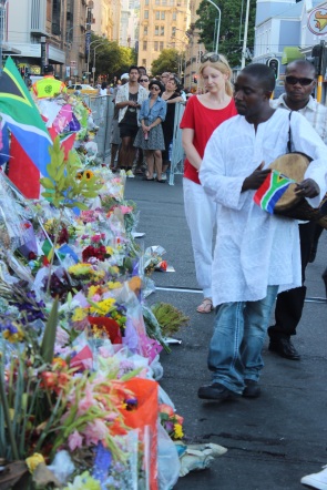 De bloemenberg bij het stadhuis in Kaapstad wordt met het uur groter. Foto: Miriam Mannak (All Rights reserved)