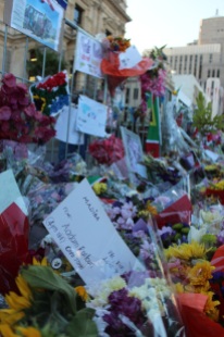 De bloemenberg bij het stadhuis in Kaapstad wordt met het uur groter. Foto: Miriam Mannak (All Rights reserved)